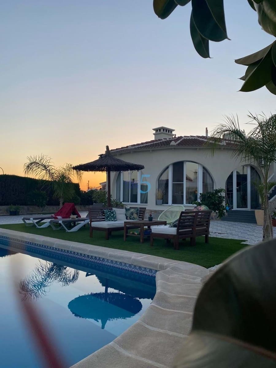 Chalet de 4 habitaciones en Ciudad Quesada en venta con piscina garaje - 575.000 € (Ref: 9150980)