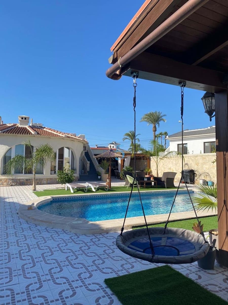 Chalet de 4 habitaciones en Ciudad Quesada en venta con piscina garaje - 575.000 € (Ref: 9150980)