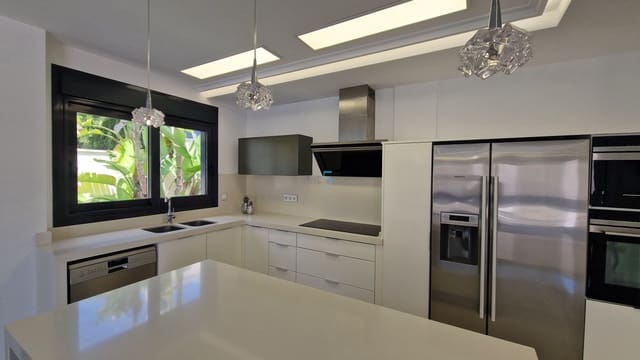 5 soverom Villa til salgs i San Miguel de Salinas med svømmebasseng - € 849 000 (Ref: 9158173)