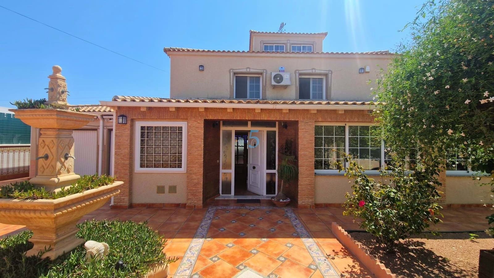 5 chambre Villa/Maison à vendre à Torrevieja avec piscine - 689 000 € (Ref: 9161792)