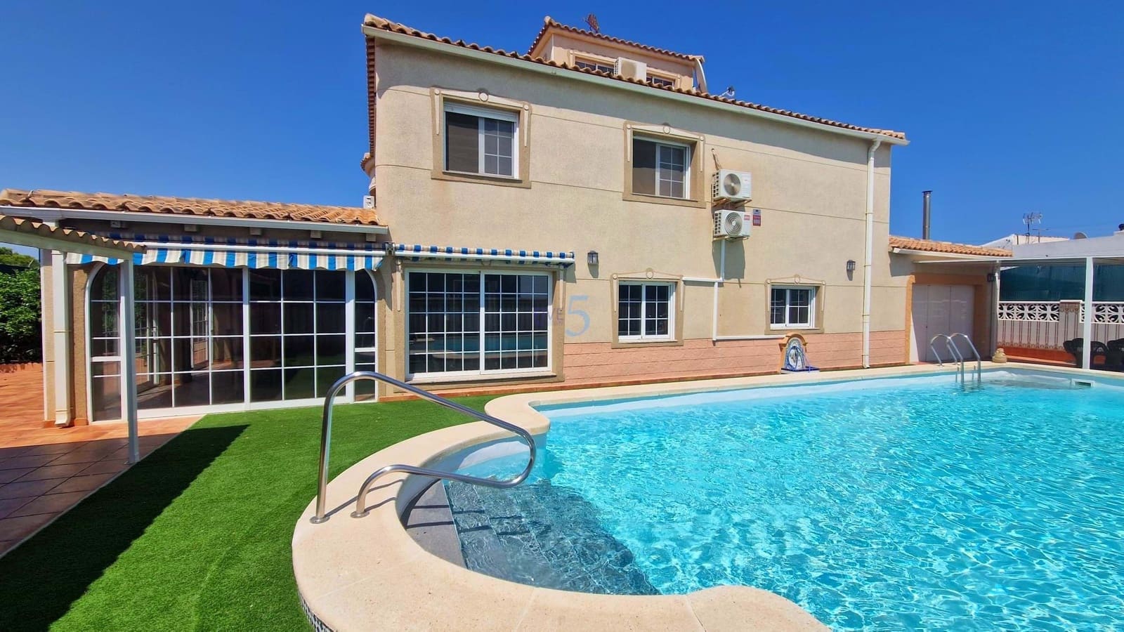 5 chambre Villa/Maison à vendre à Torrevieja avec piscine - 689 000 € (Ref: 9161792)
