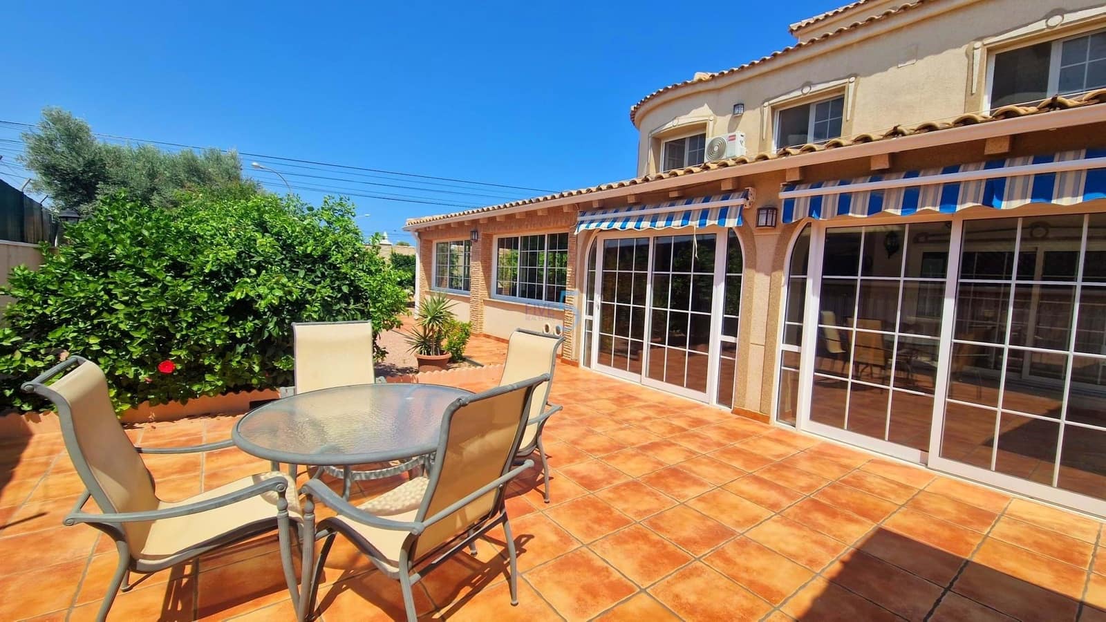 5 chambre Villa/Maison à vendre à Torrevieja avec piscine - 689 000 € (Ref: 9161792)