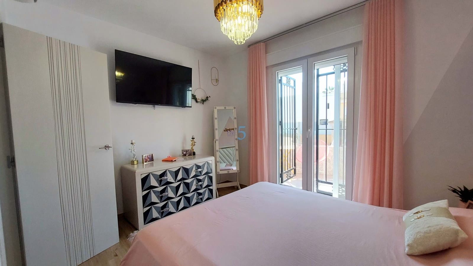 4 bedroom Villa for sale in Villamartin - € 460,000 (Ref: 9172063)