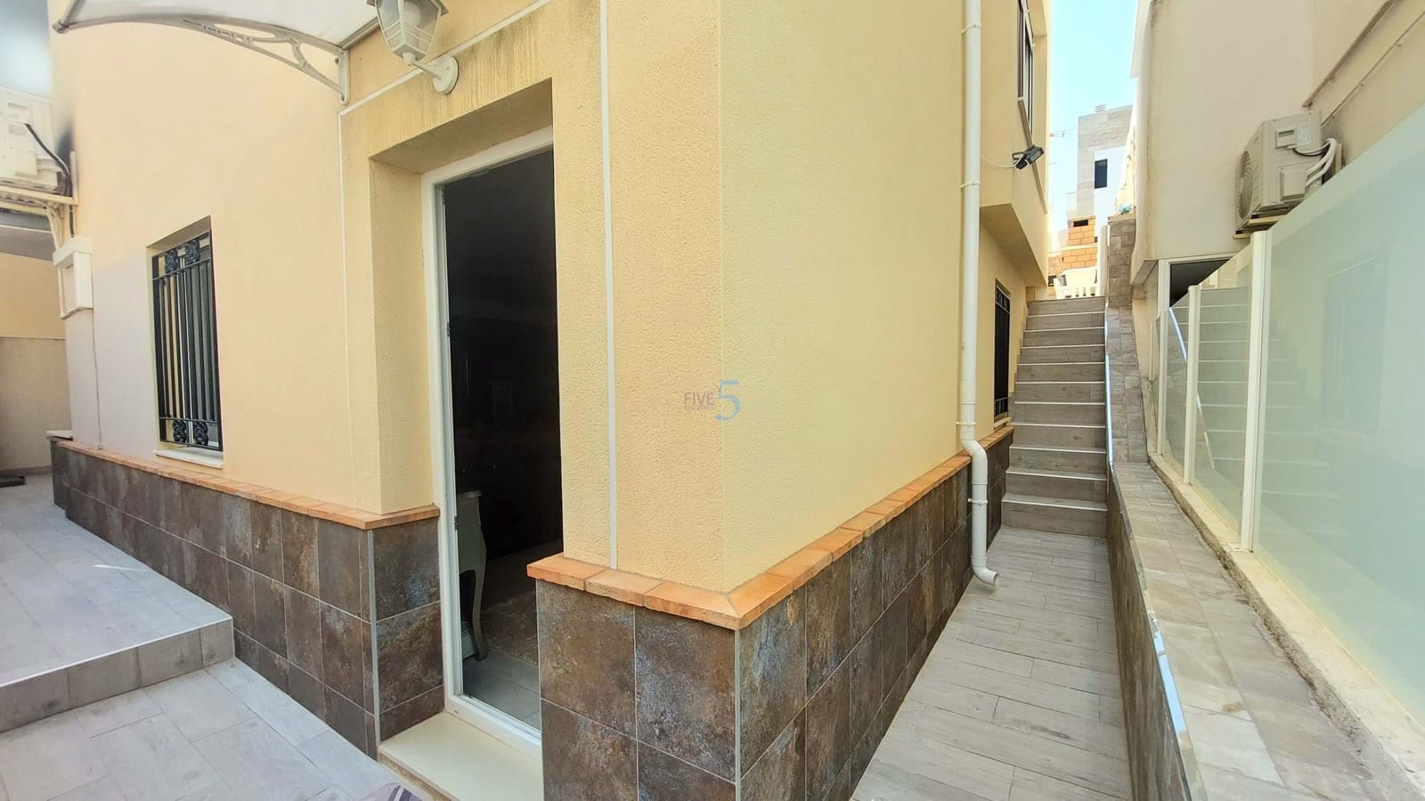 4 bedroom Villa for sale in Villamartin - € 460,000 (Ref: 9172063)