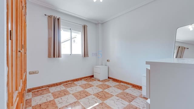 Apartamento de 2 habitaciones en Villamartin, Orihuela en venta con piscina garaje - 139.000 € (Ref: 9176988)