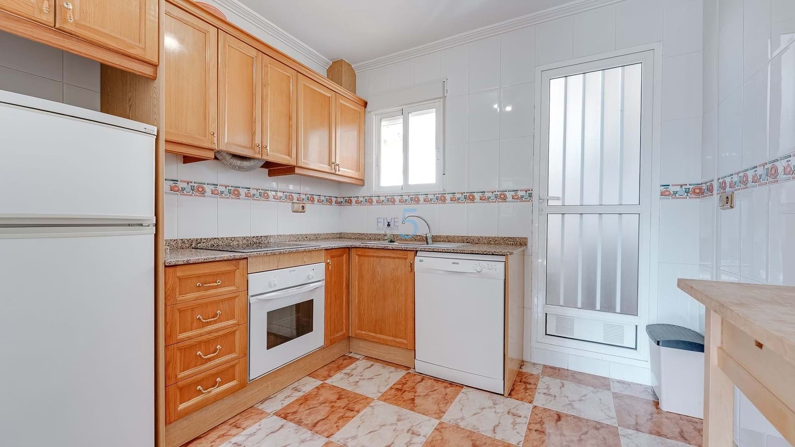 Apartamento de 2 habitaciones en Villamartin en venta con piscina garaje - 139.000 € (Ref: 9176988)