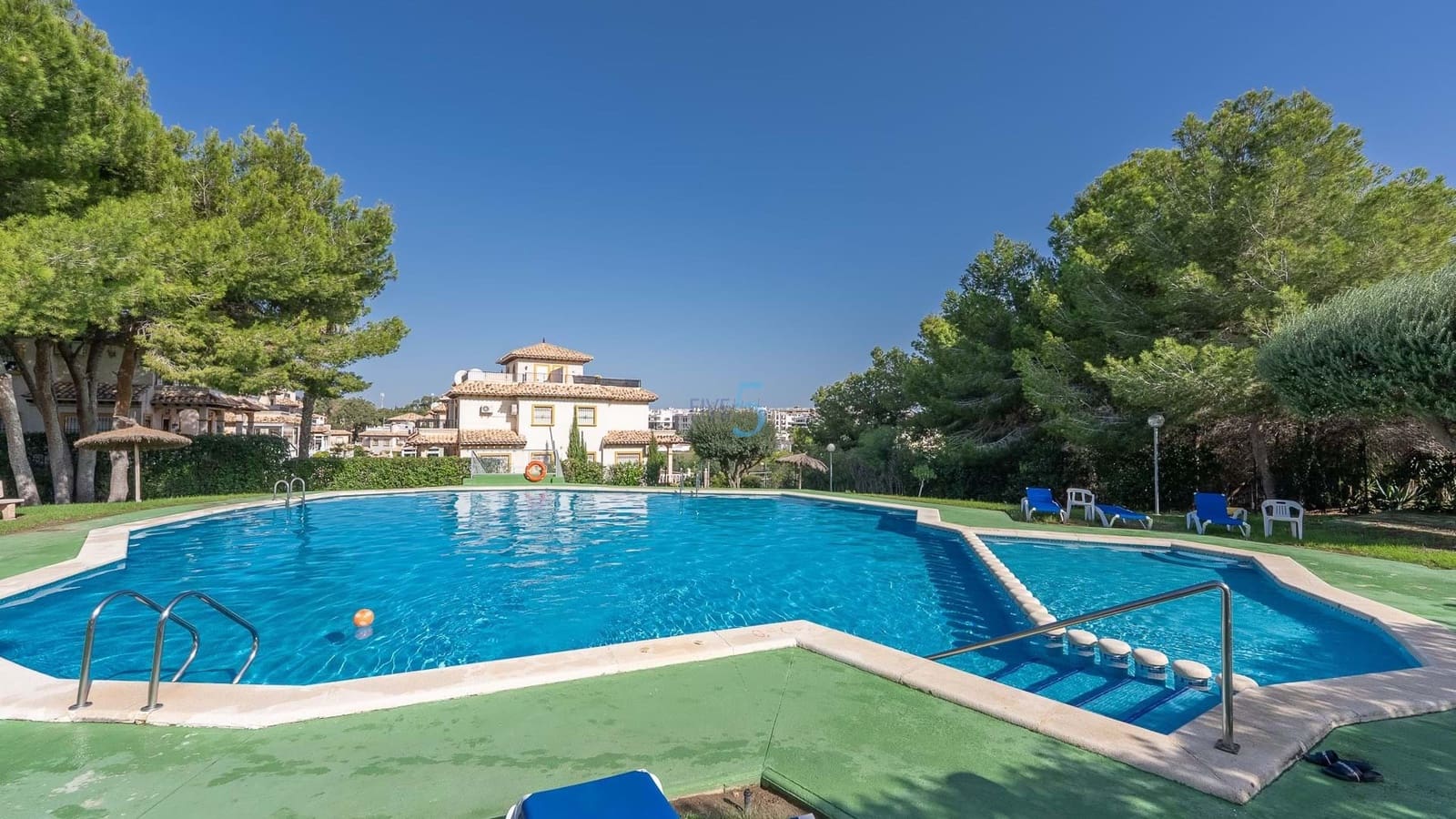 Apartamento de 2 habitaciones en Villamartin en venta con piscina garaje - 139.000 € (Ref: 9176988)