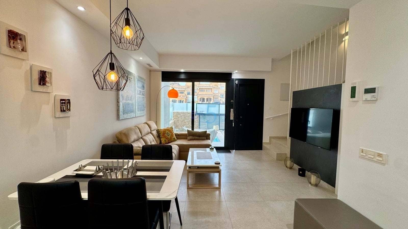 3 soveværelse Byhus til salg i Villamartin med swimmingpool garage - € 349.999 (Ref: 9181840)