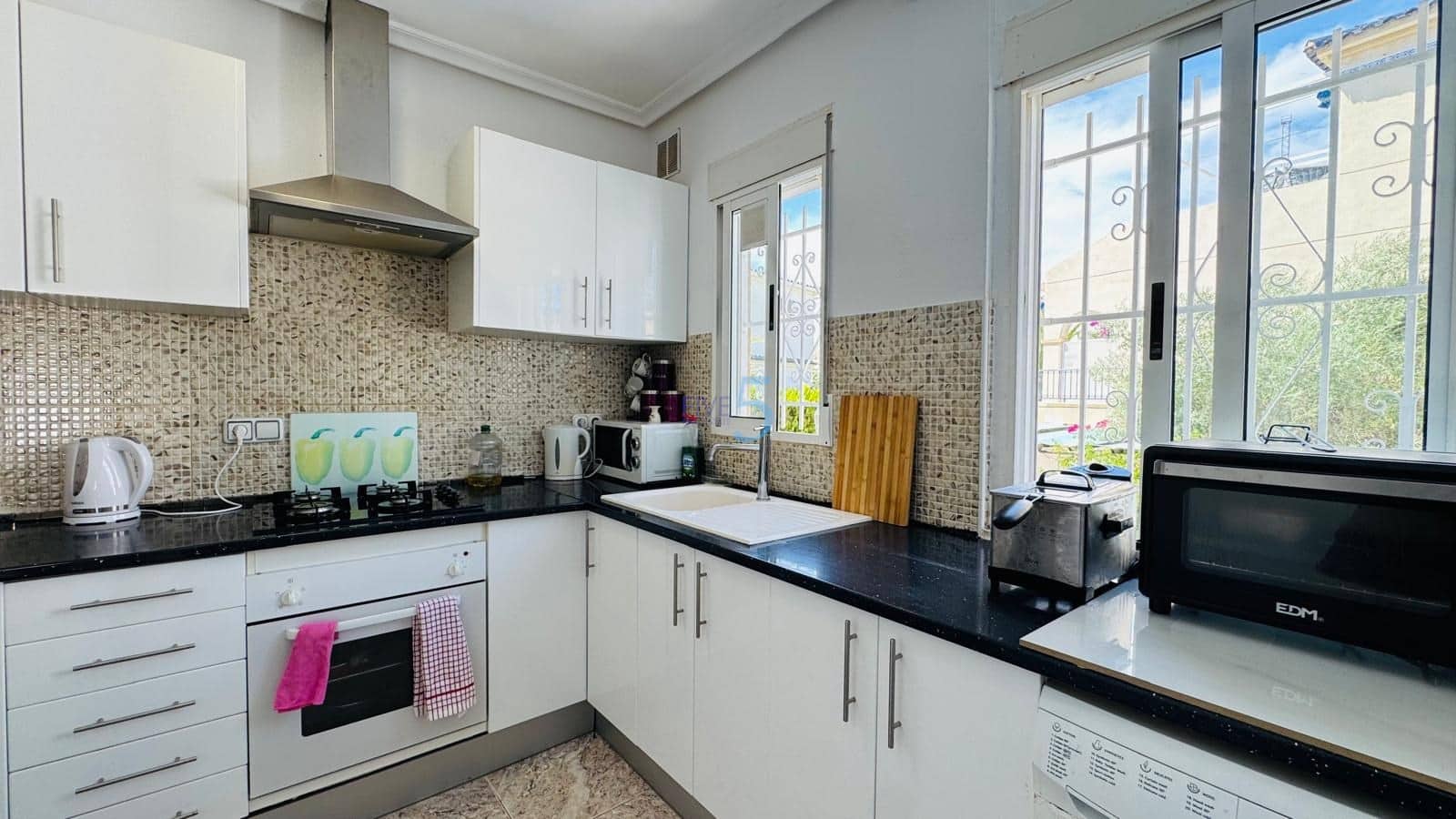 4 chambre Villa/Maison à vendre à Villamartin avec piscine garage - 299 999 € (Ref: 9211342)