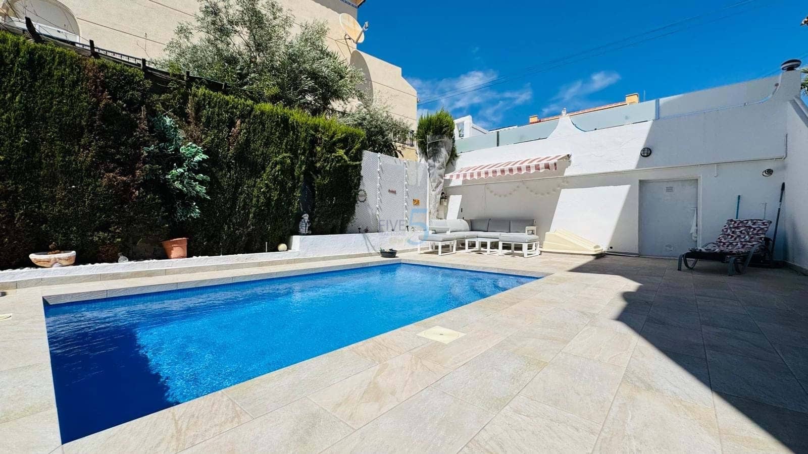 4 chambre Villa/Maison à vendre à Villamartin avec piscine garage - 299 999 € (Ref: 9211342)