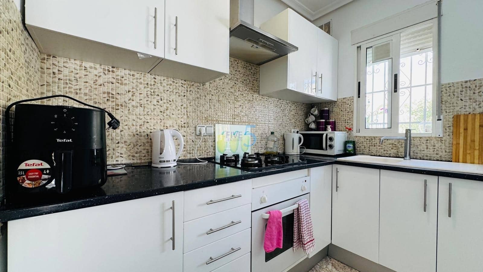 4 chambre Villa/Maison à vendre à Villamartin avec piscine garage - 299 999 € (Ref: 9211342)