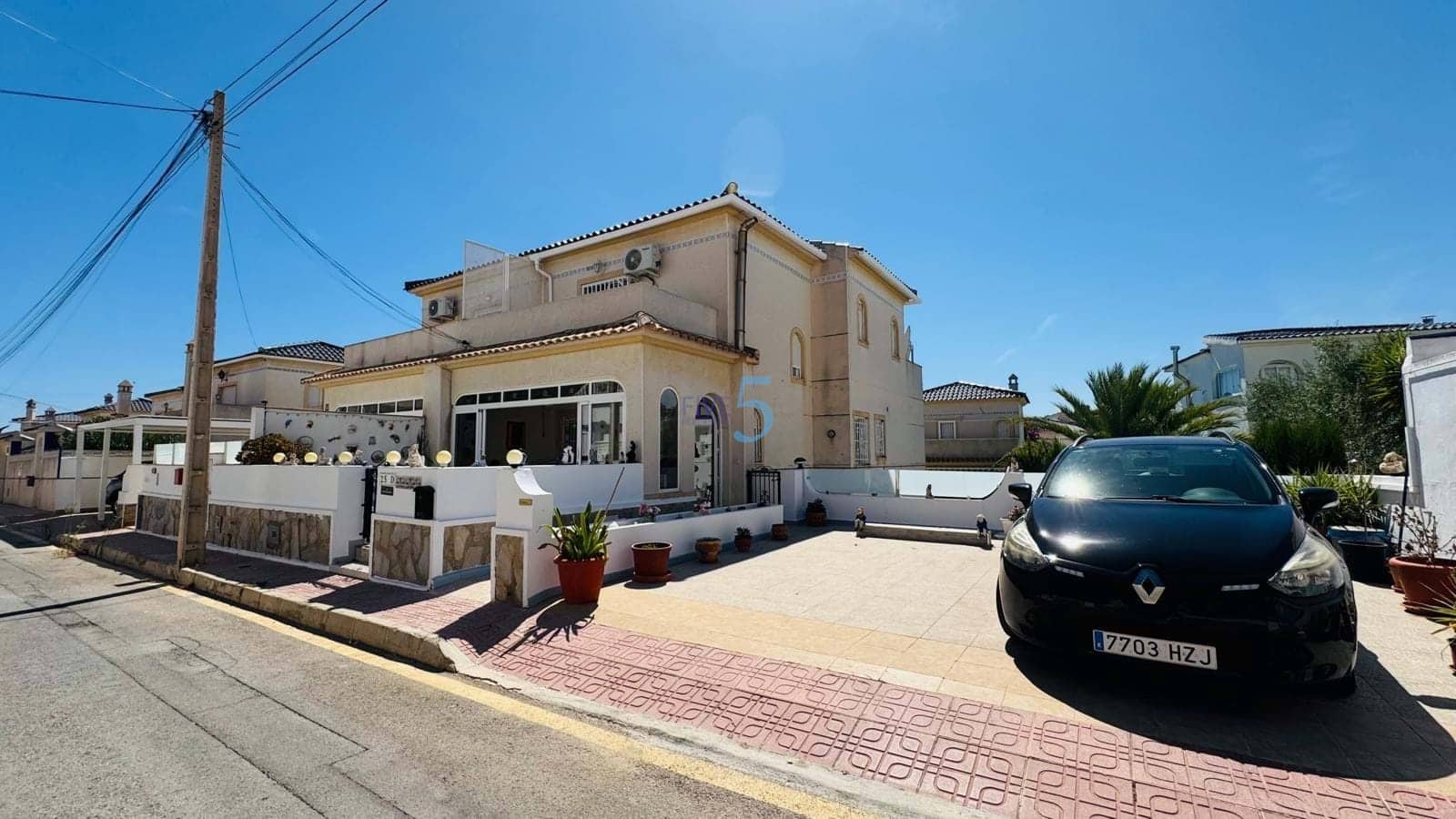4 chambre Villa/Maison à vendre à Villamartin avec piscine garage - 299 999 € (Ref: 9211342)