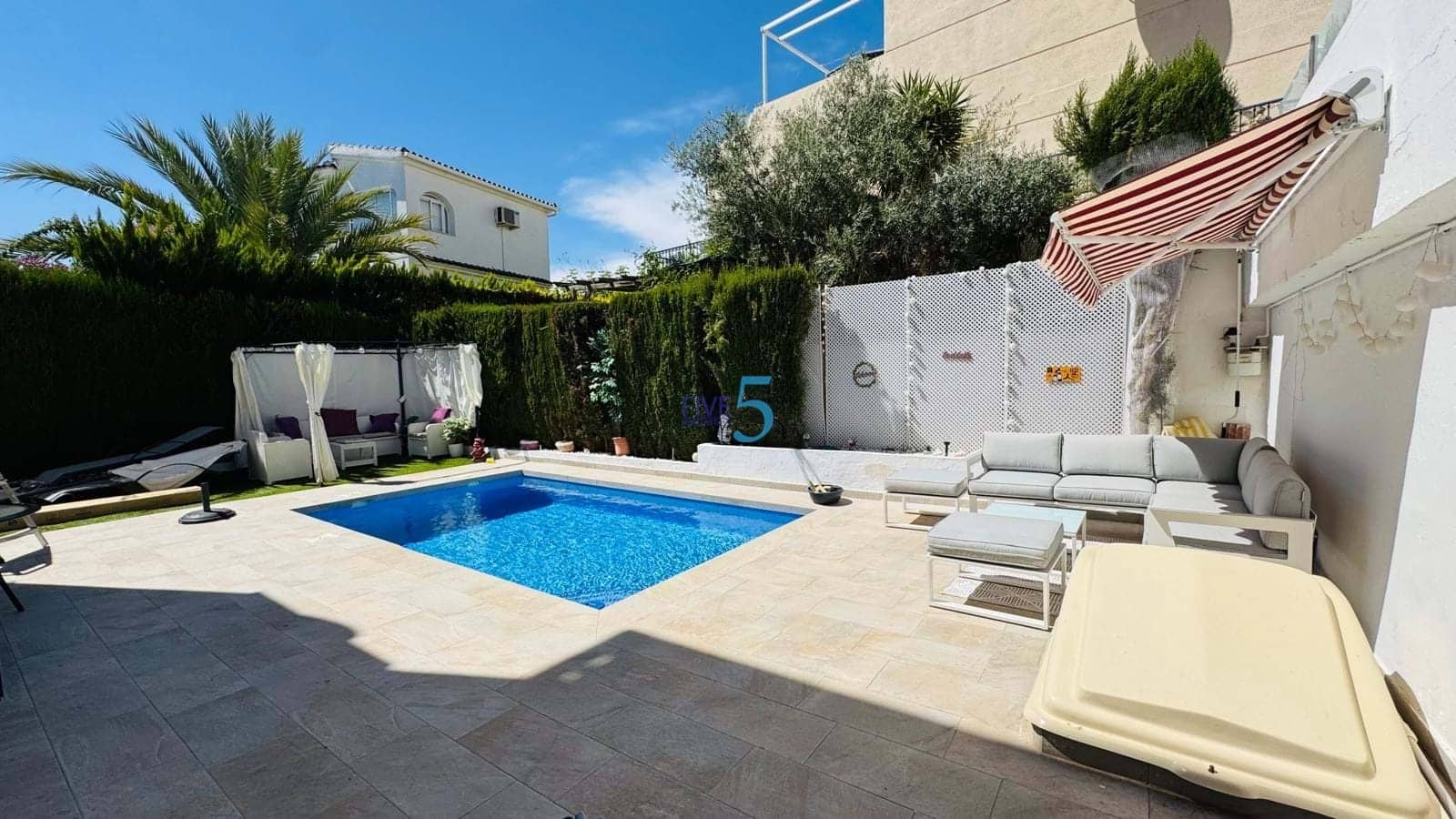 4 chambre Villa/Maison à vendre à Villamartin avec piscine garage - 299 999 € (Ref: 9211342)