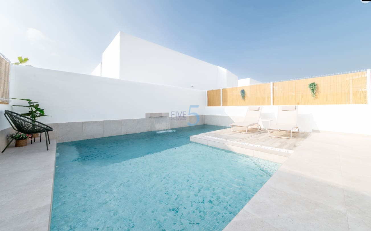 Chalet de 3 habitaciones en San Fulgencio en venta con piscina - 357.000 € (Ref: 9216922)