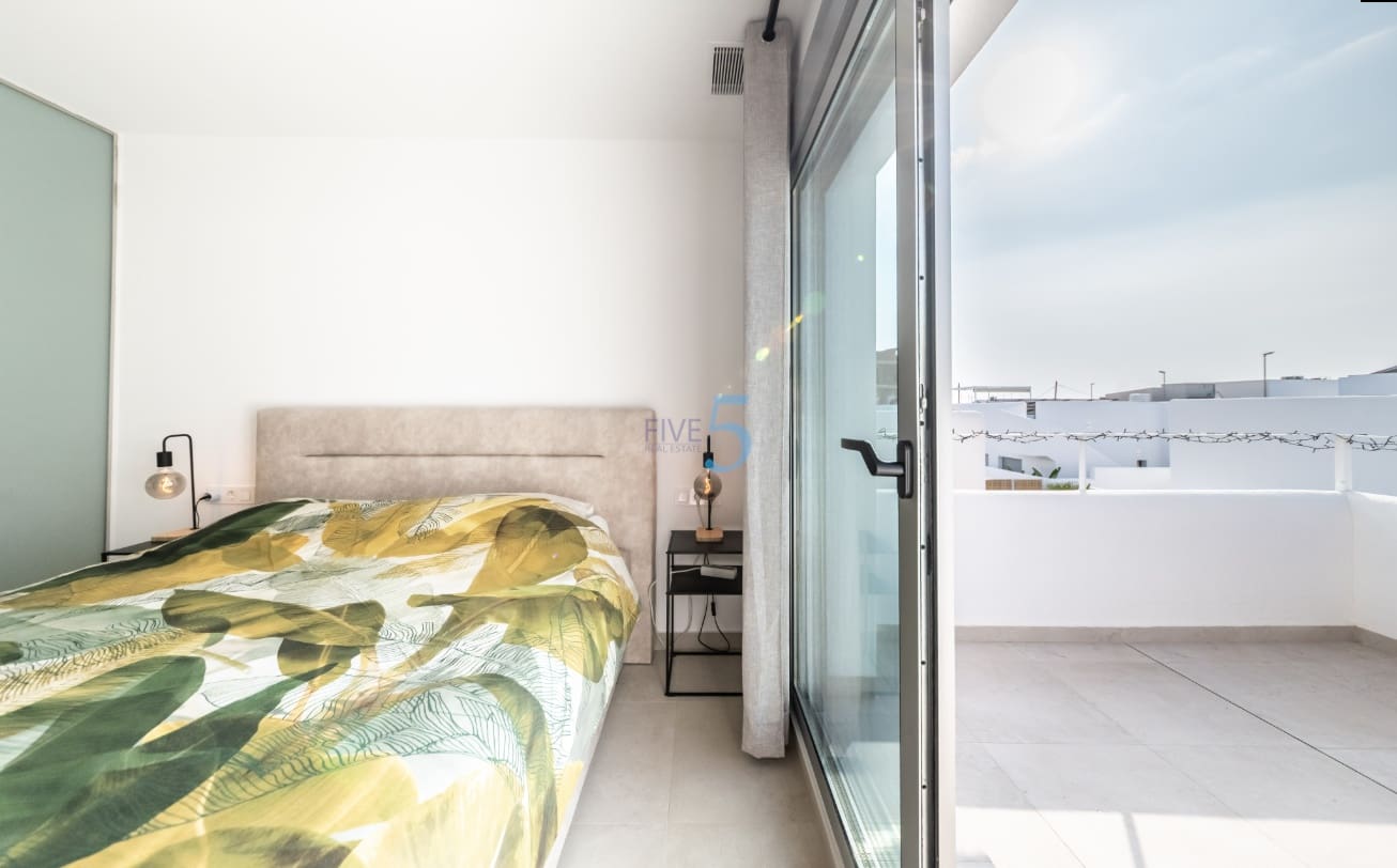 Chalet de 3 habitaciones en San Fulgencio en venta con piscina - 357.000 € (Ref: 9216922)