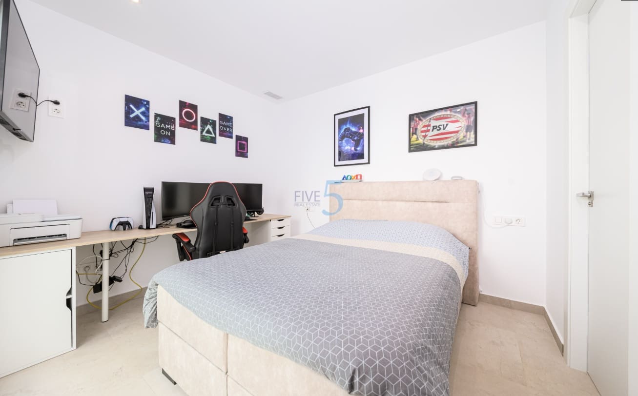 Chalet de 3 habitaciones en San Fulgencio en venta con piscina - 357.000 € (Ref: 9216922)