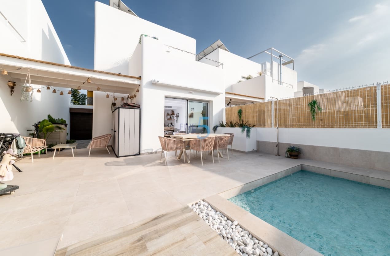 Chalet de 3 habitaciones en San Fulgencio en venta con piscina - 357.000 € (Ref: 9216922)