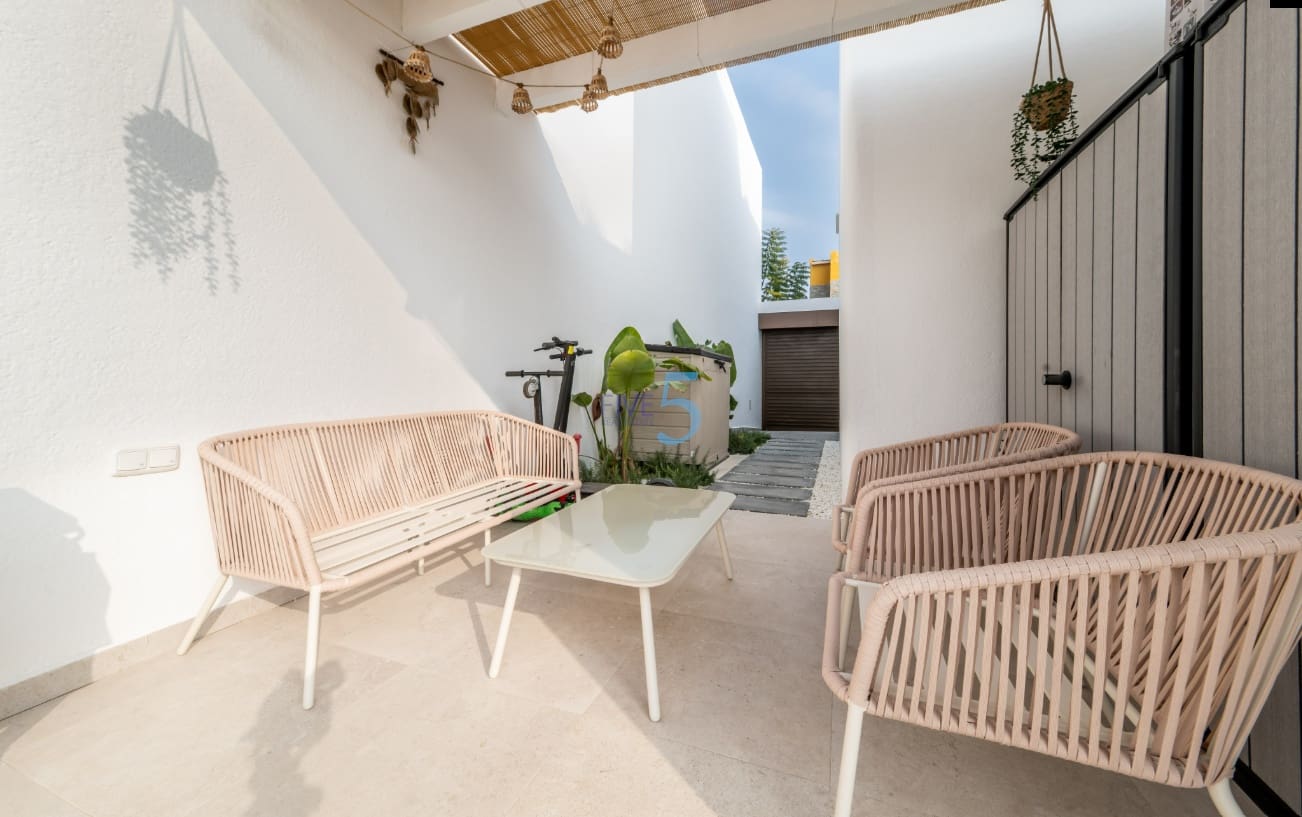 Chalet de 3 habitaciones en San Fulgencio en venta con piscina - 357.000 € (Ref: 9216922)