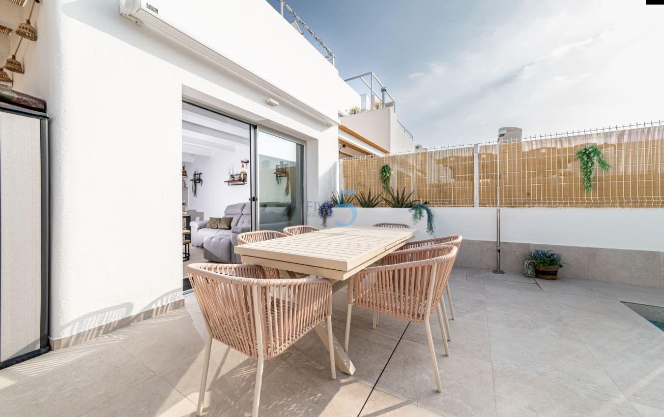 Chalet de 3 habitaciones en San Fulgencio en venta con piscina - 357.000 € (Ref: 9216922)