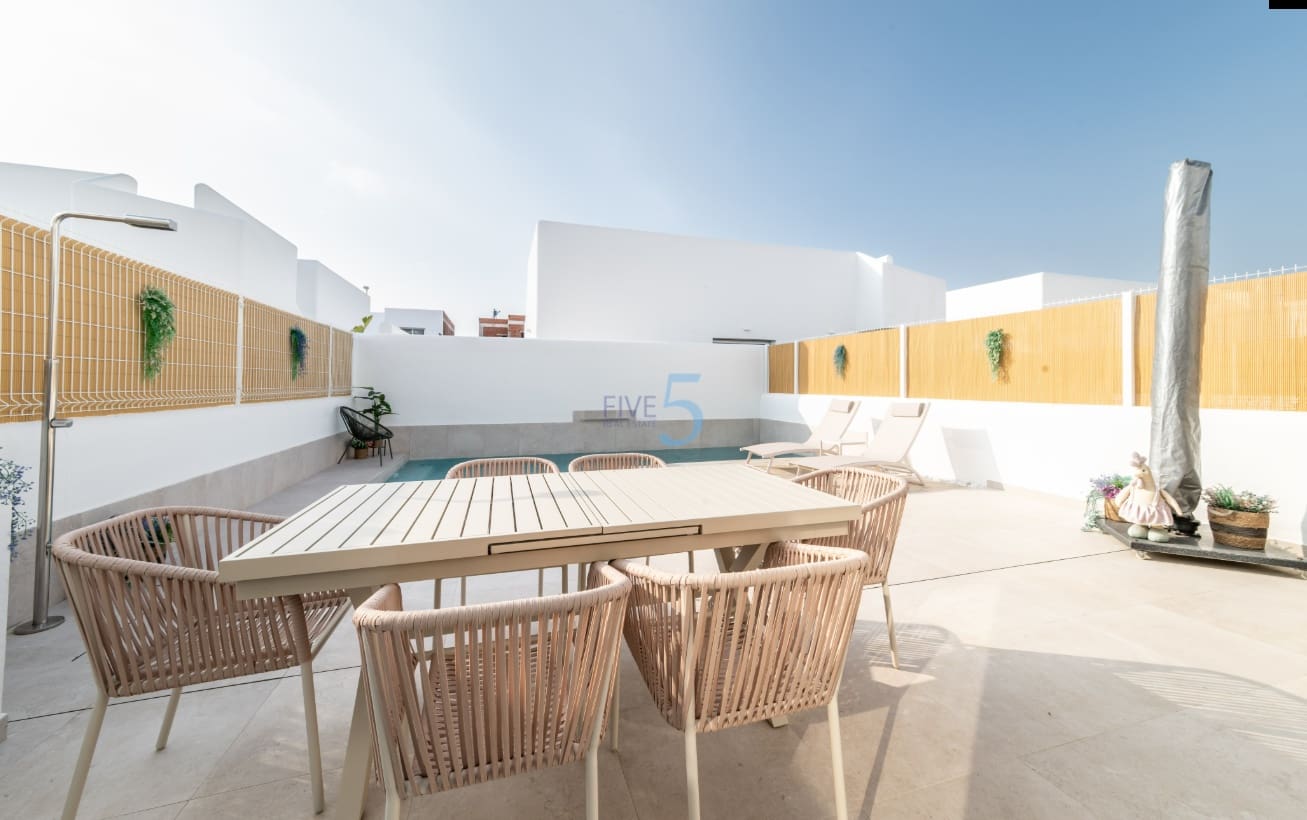 Chalet de 3 habitaciones en San Fulgencio en venta con piscina - 357.000 € (Ref: 9216922)