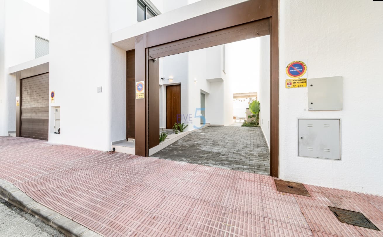 Chalet de 3 habitaciones en San Fulgencio en venta con piscina - 357.000 € (Ref: 9216922)