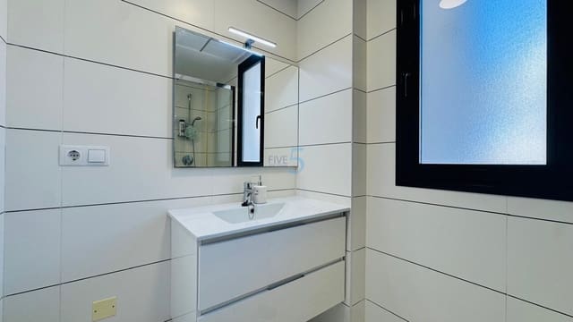 Apartamento de 2 habitaciones en Villamartin, Orihuela en venta con piscina garaje - 269.000 € (Ref: 9227178)