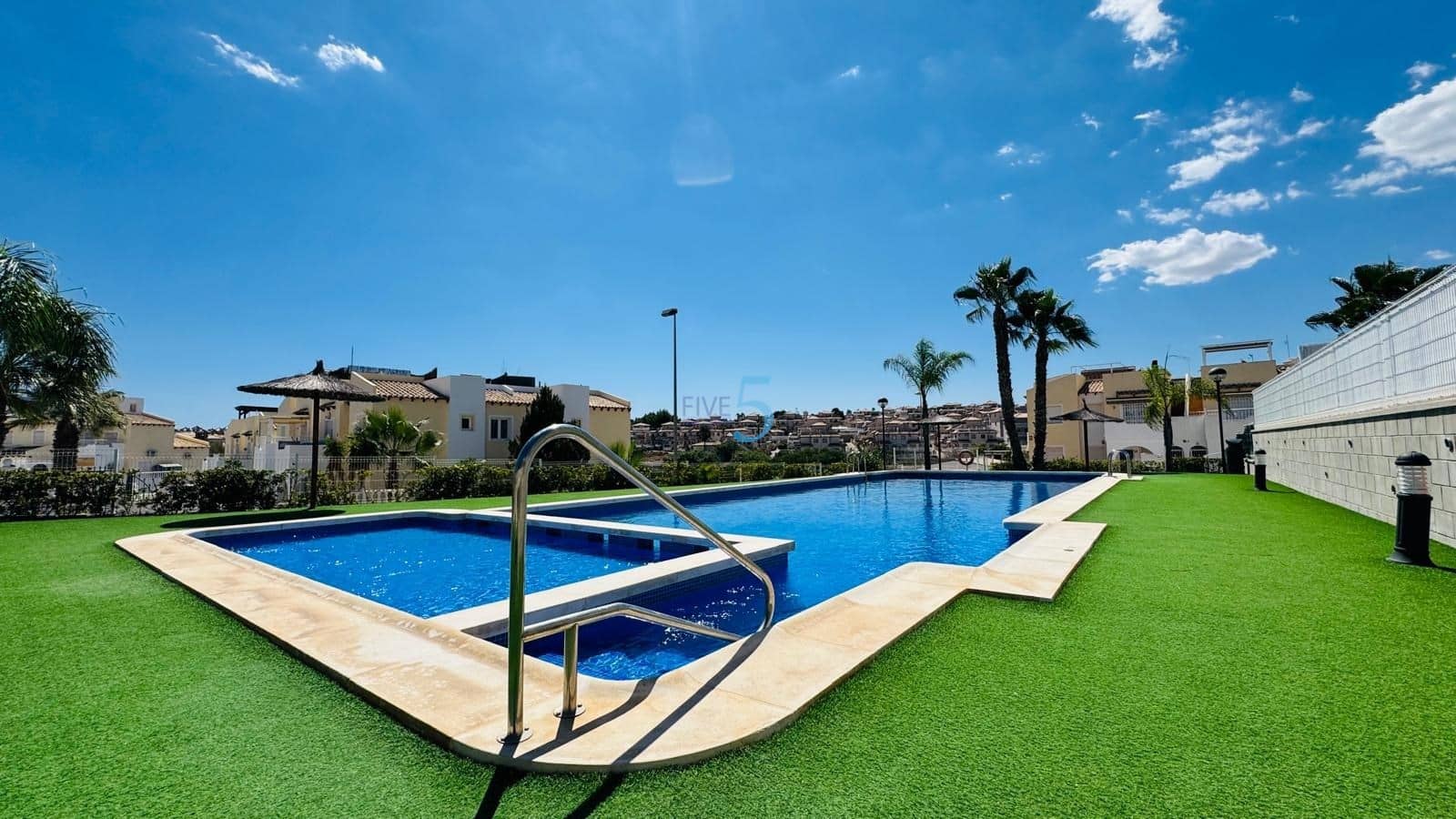 Apartamento de 2 habitaciones en Villamartin en venta con piscina garaje - 269.000 € (Ref: 9227178)