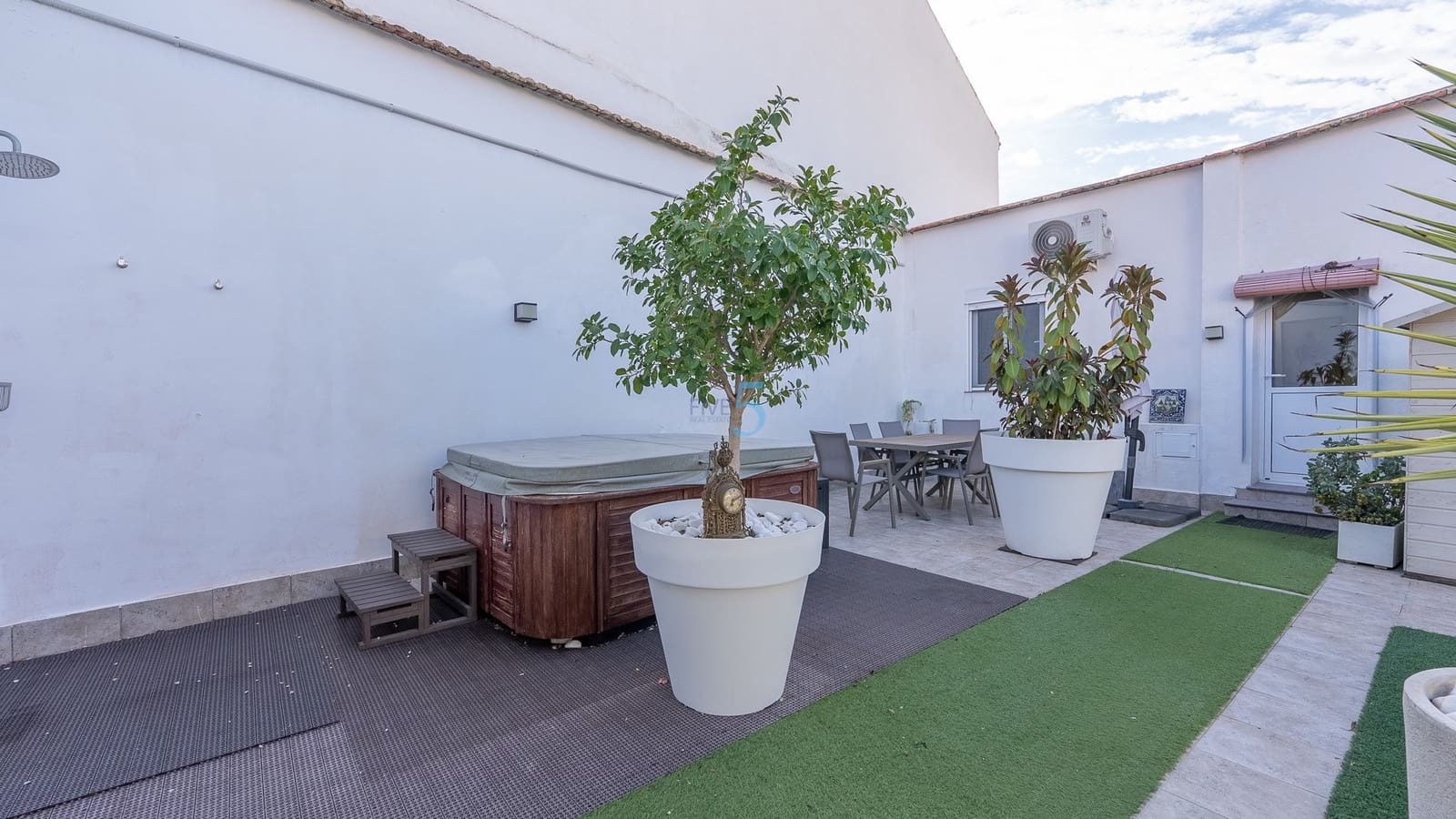 5 bedroom Villa for sale in San Fulgencio with pool garage - € 349,999 (Ref: 9228051)