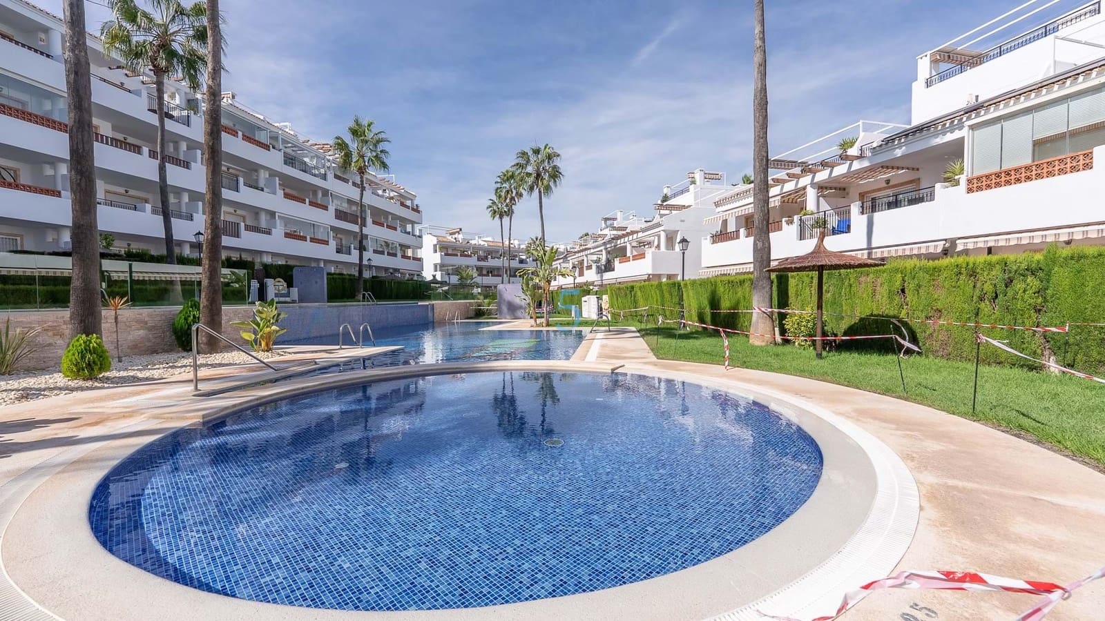 Apartamento de 2 habitaciones en Villamartin en venta con piscina garaje - 224.900 € (Ref: 9240918)