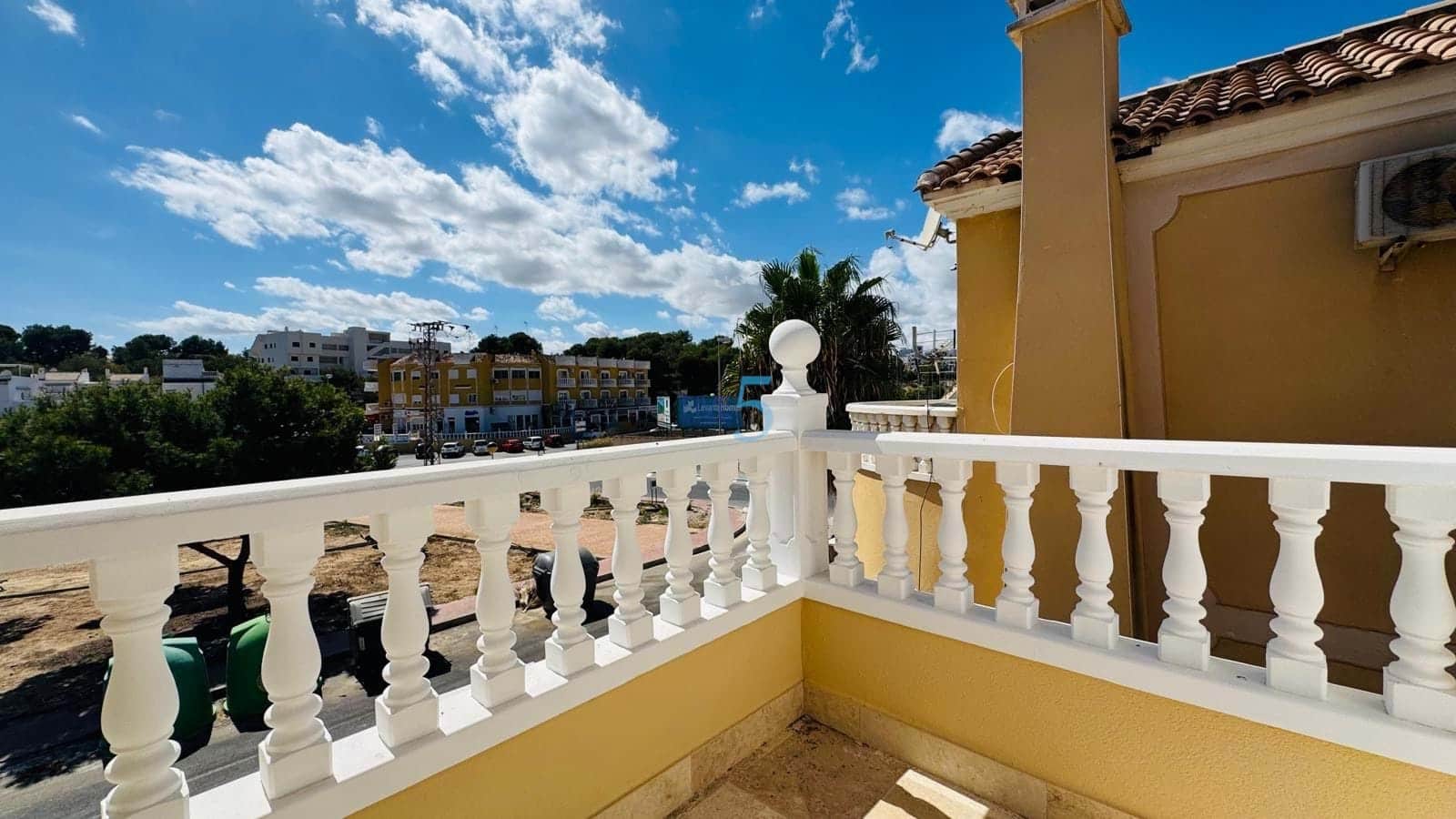 3 bedroom Villa for sale in Villamartin with pool garage - € 250,000 (Ref: 9261923)