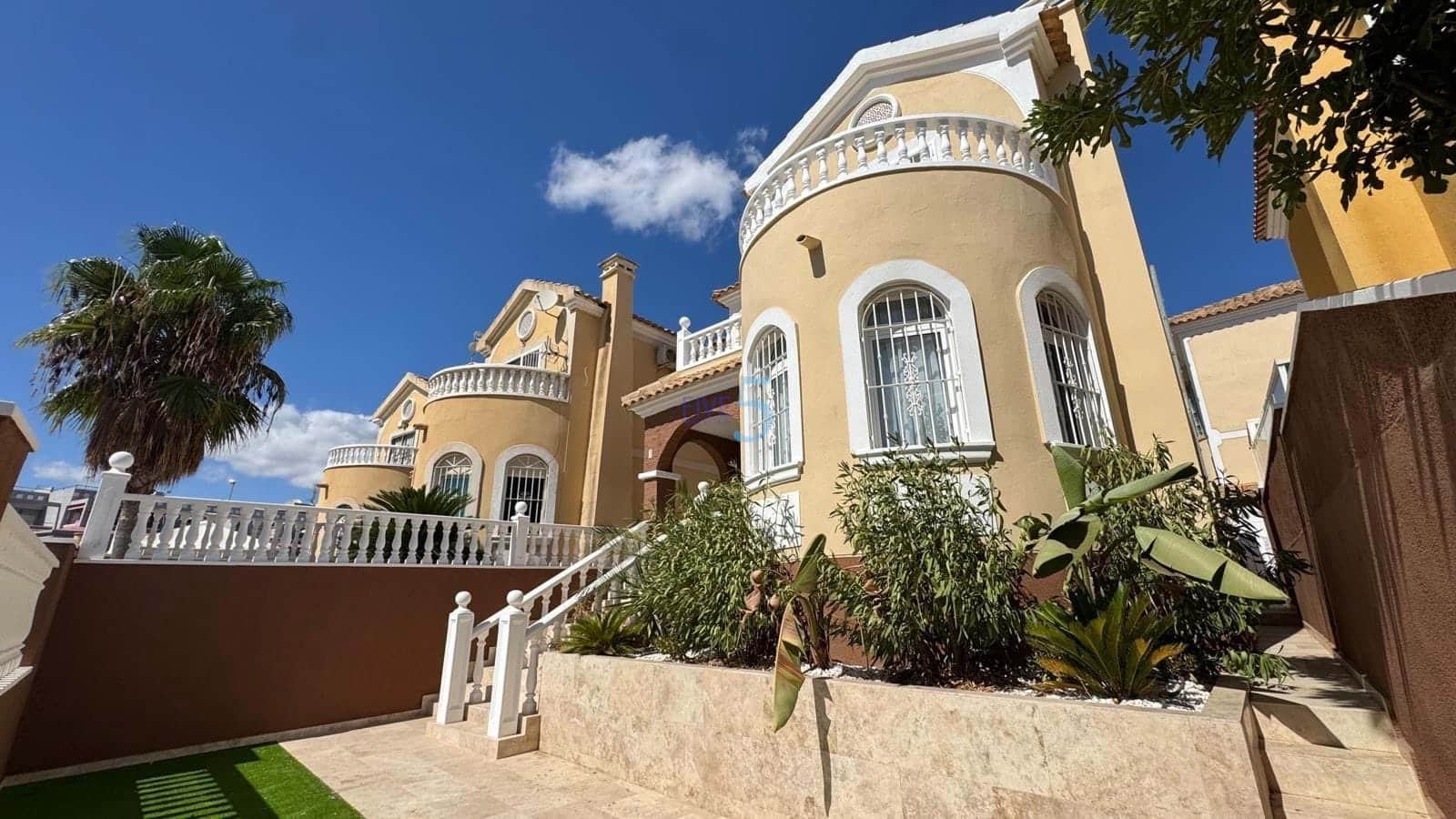 3 bedroom Villa for sale in Villamartin with pool garage - € 250,000 (Ref: 9261923)