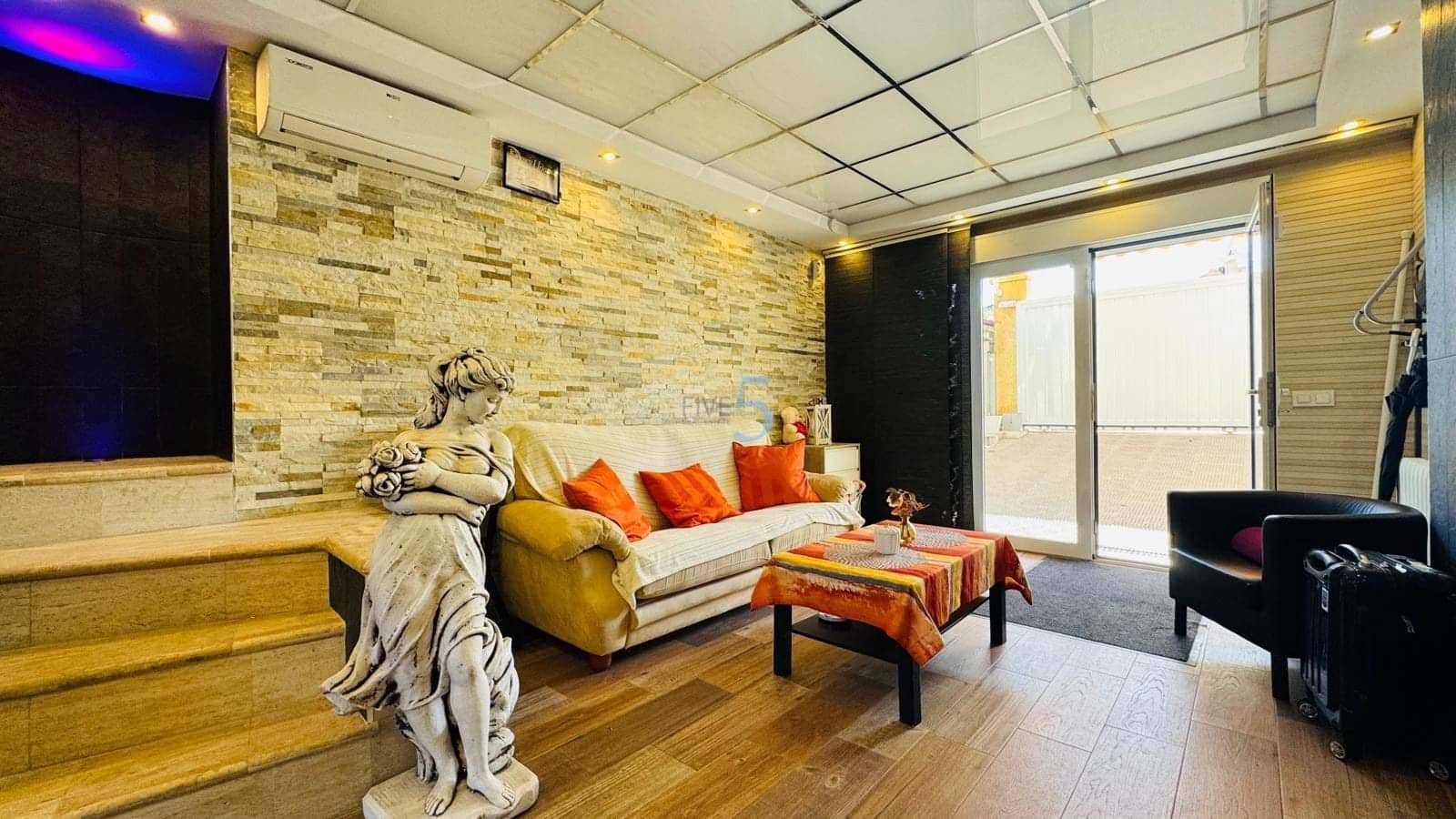 3 bedroom Villa for sale in Villamartin with pool garage - € 270,000 (Ref: 9271964)