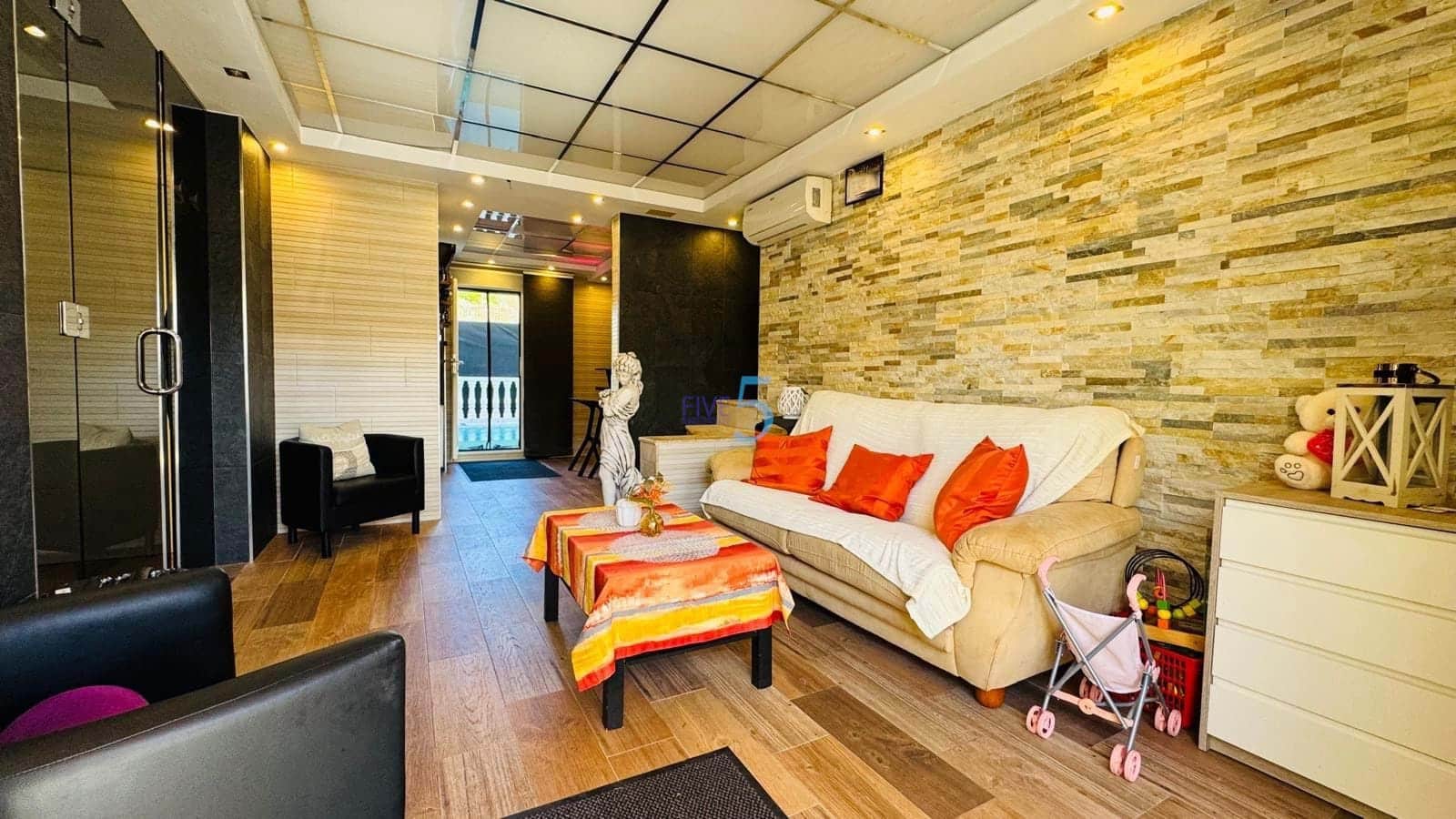 3 bedroom Villa for sale in Villamartin with pool garage - € 270,000 (Ref: 9271964)