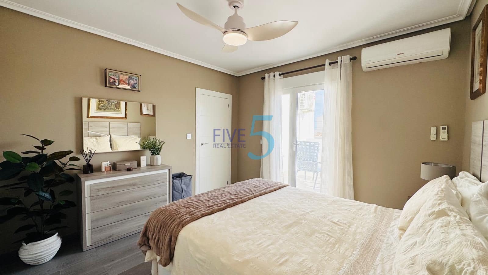 3 chambre Villa/Maison à vendre à Villamartin avec piscine garage - 465 000 € (Ref: 9311616)