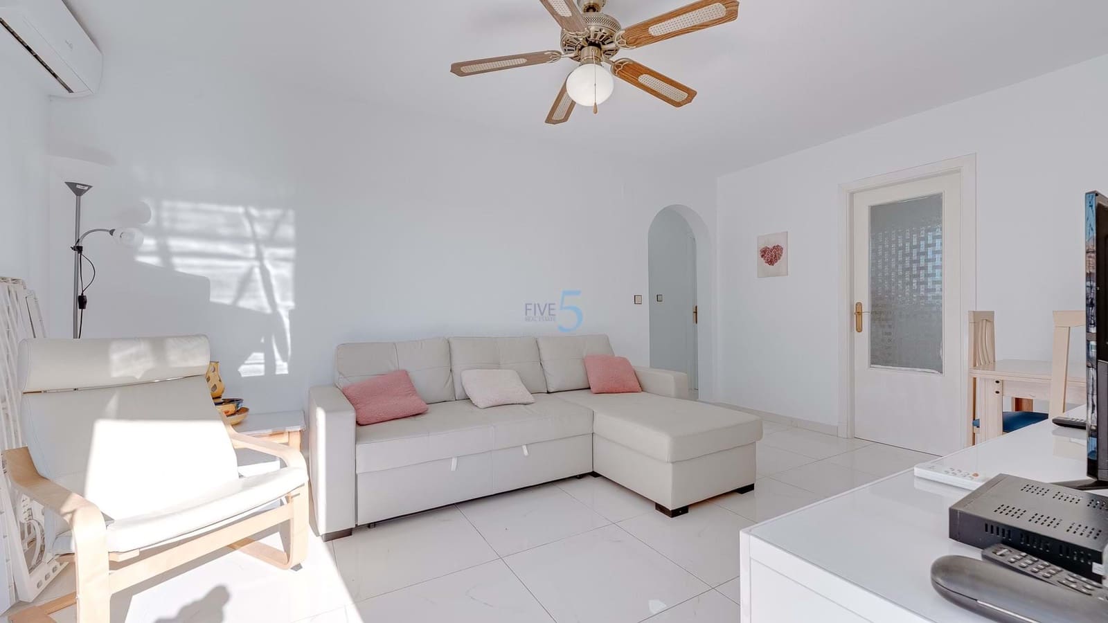 Apartamento de 2 habitaciones en Torrevieja en venta con piscina - 139.000 € (Ref: 9312172)