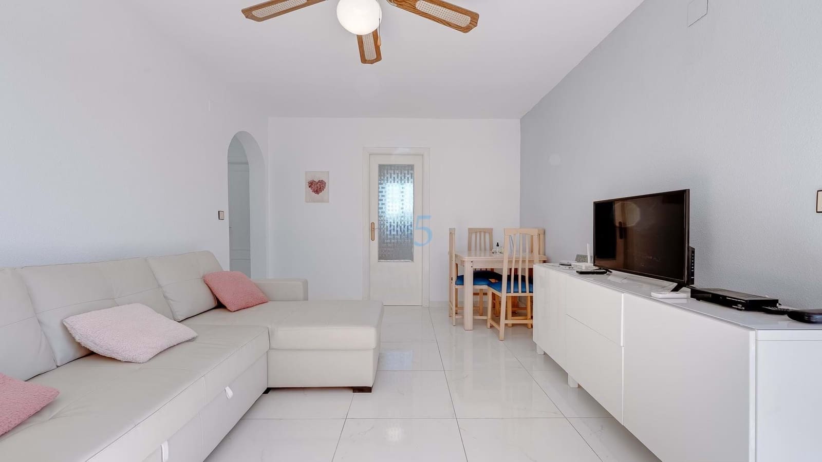 Apartamento de 2 habitaciones en Torrevieja en venta con piscina - 139.000 € (Ref: 9312172)
