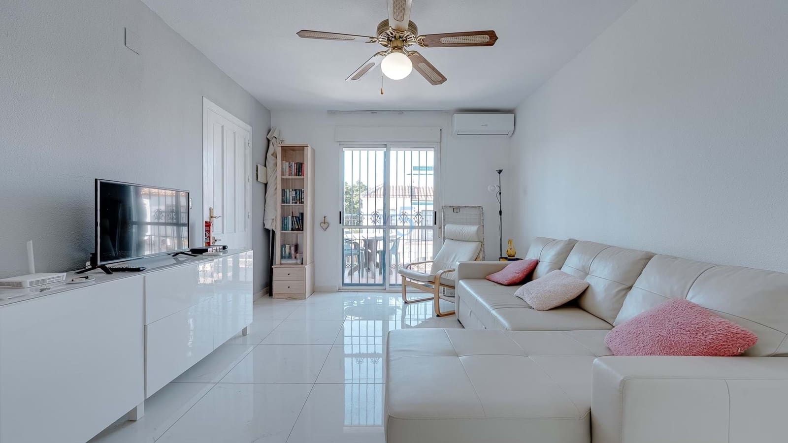 Apartamento de 2 habitaciones en Torrevieja en venta con piscina - 139.000 € (Ref: 9312172)