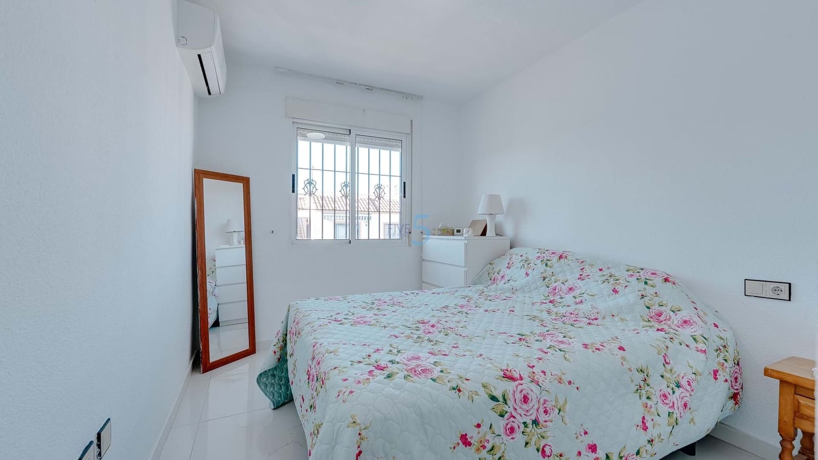 Apartamento de 2 habitaciones en Torrevieja en venta con piscina - 139.000 € (Ref: 9312172)