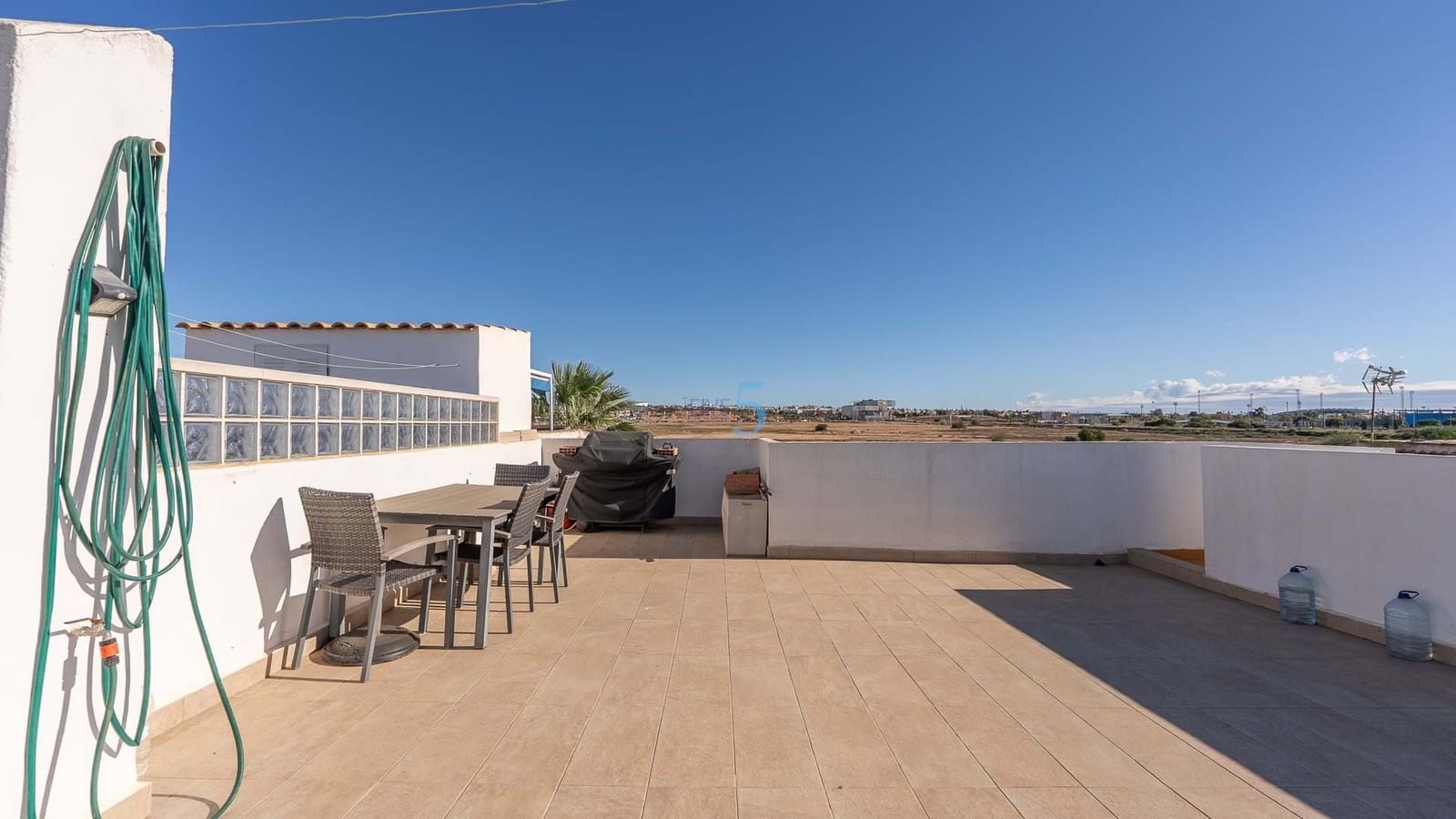Apartamento de 2 habitaciones en Torrevieja en venta con piscina - 139.000 € (Ref: 9312172)