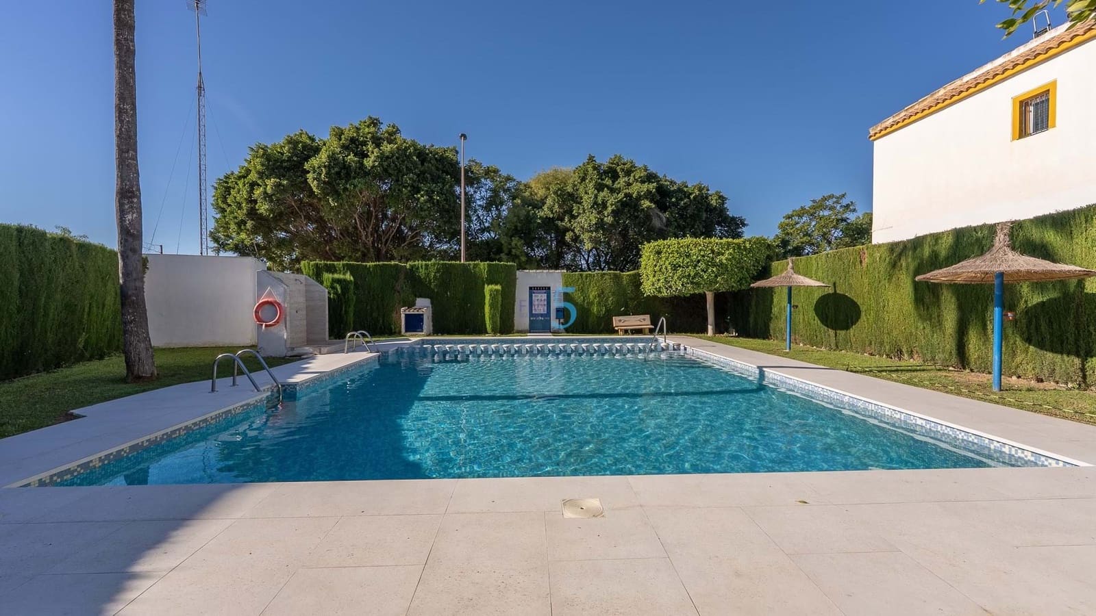 Apartamento de 2 habitaciones en Torrevieja en venta con piscina - 139.000 € (Ref: 9312172)