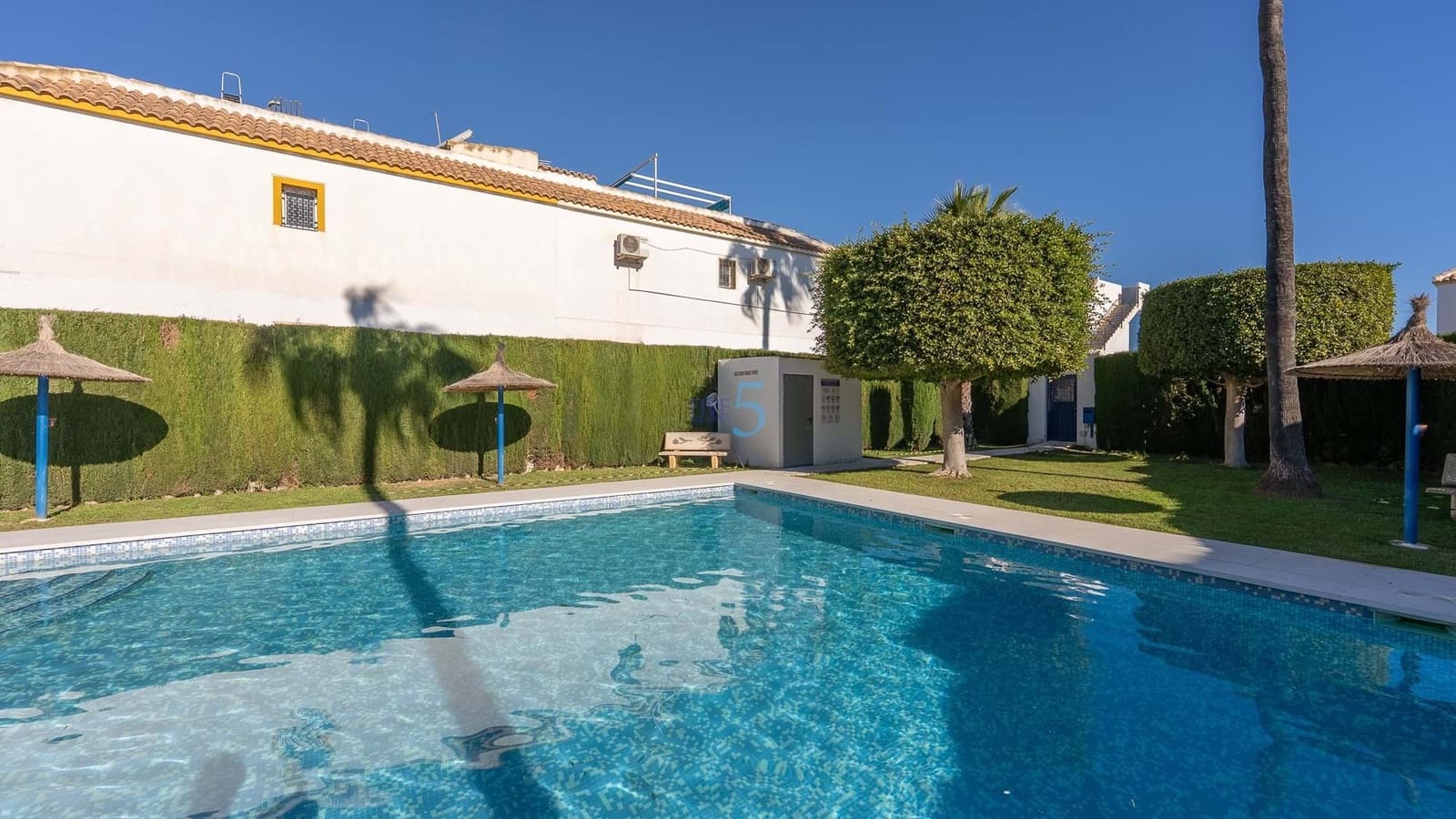 Apartamento de 2 habitaciones en Torrevieja en venta con piscina - 139.000 € (Ref: 9312172)