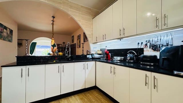 Casa de 3 habitaciones en Villamartin, Orihuela en venta con piscina - 255.000 € (Ref: 9319905)