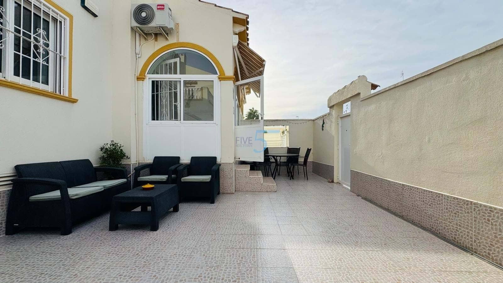 3 soveværelse Byhus til salg i Playa Flamenca med swimmingpool garage - € 224.000 (Ref: 9334222)