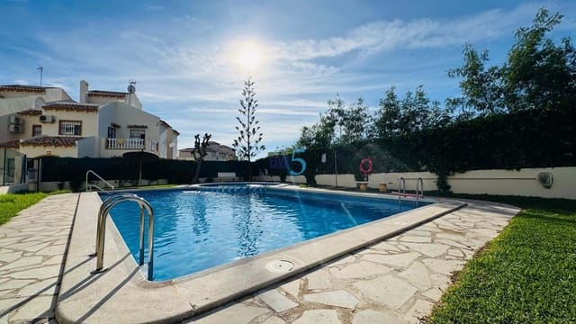 2 soverom Hus til salgs i Playa Flamenca, Orihuela med svømmebasseng - € 225 000 (Ref: 9343877)