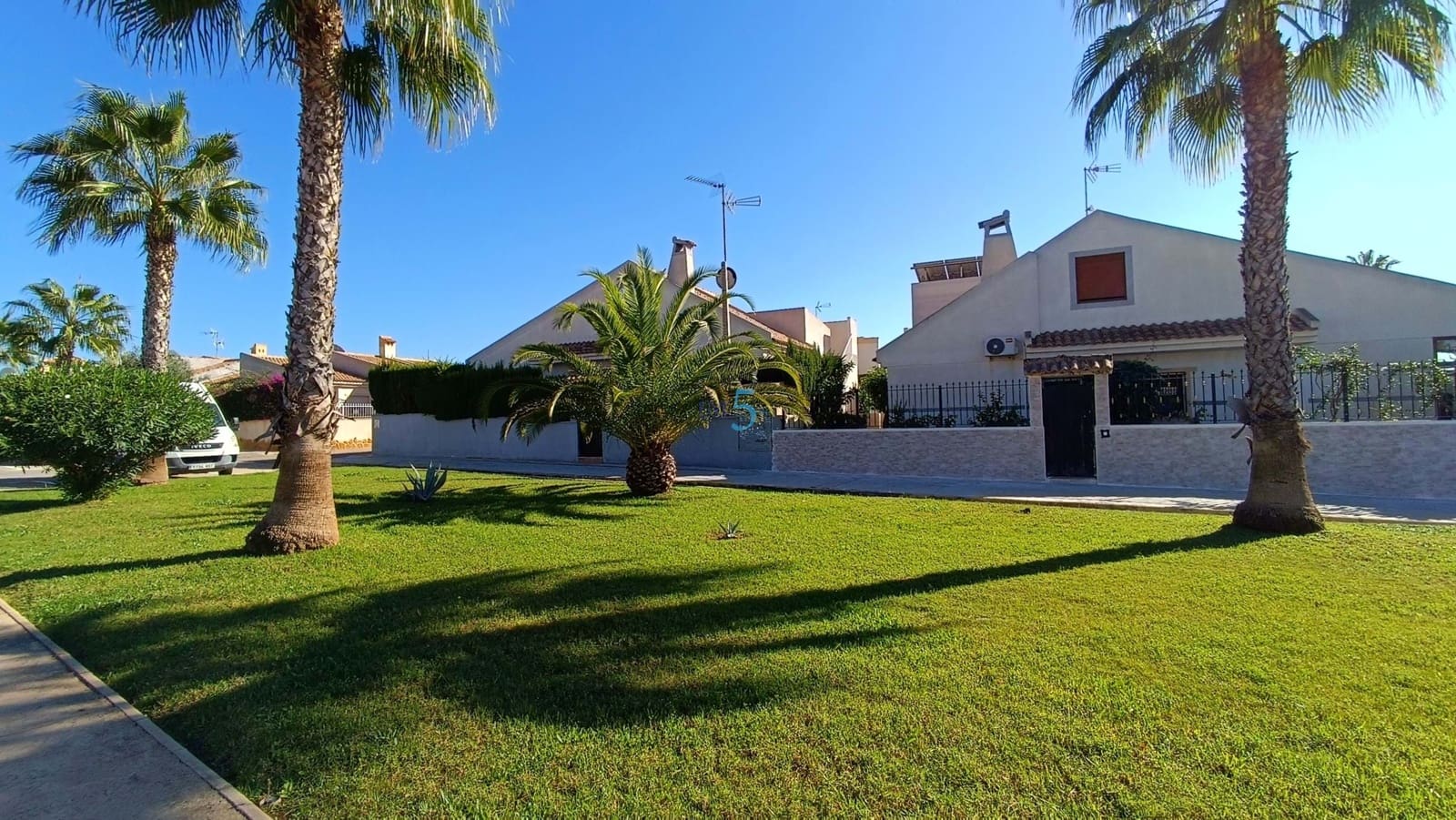 2 chambre Villa/Maison Semi-Mitoyenne à vendre à Torrevieja avec piscine garage - 180 000 € (Ref: 9344015)