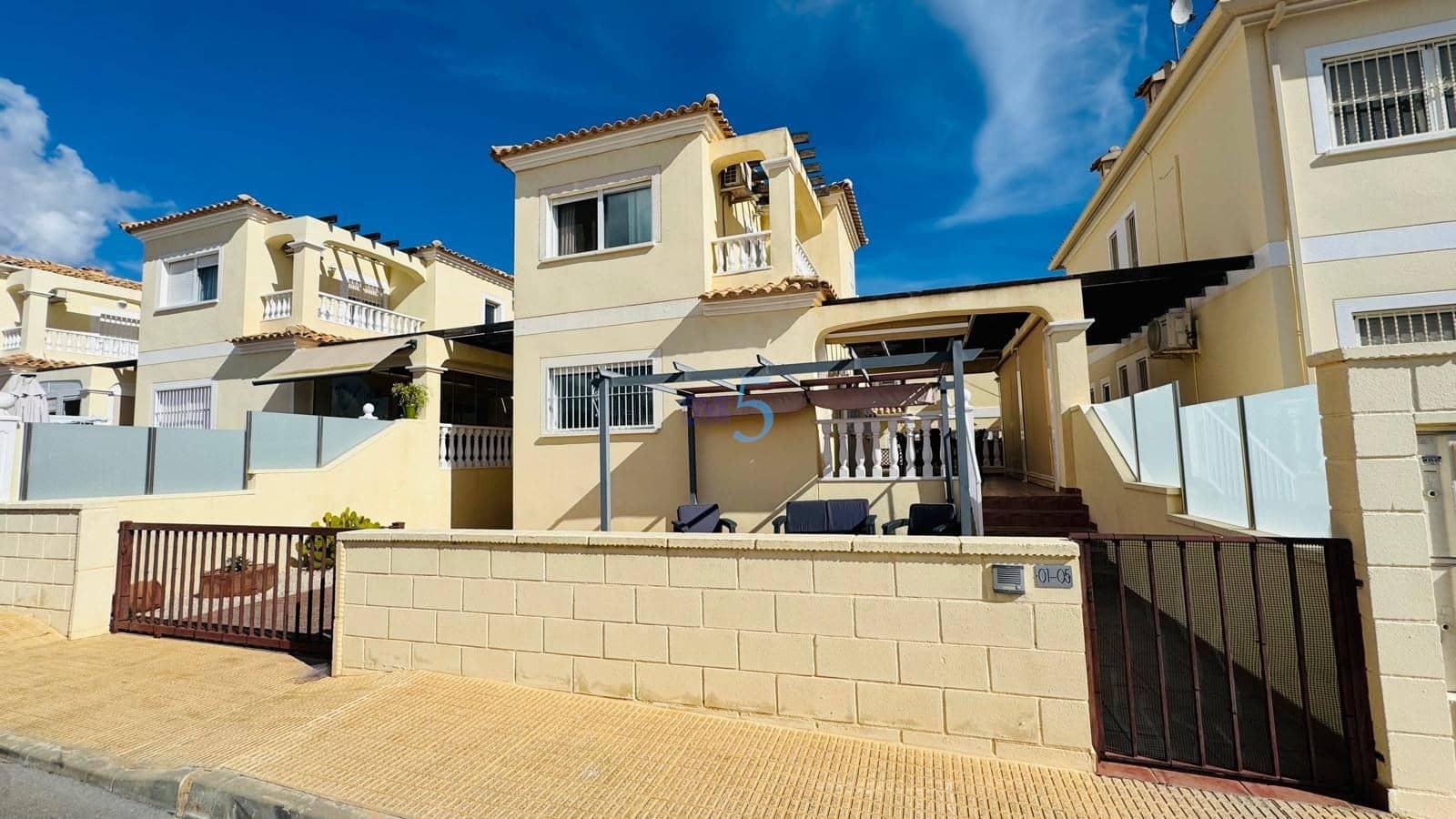 3 soverom Villa til salgs i Orihuela Costa med svømmebasseng garasje - € 279 000 (Ref: 9363384)