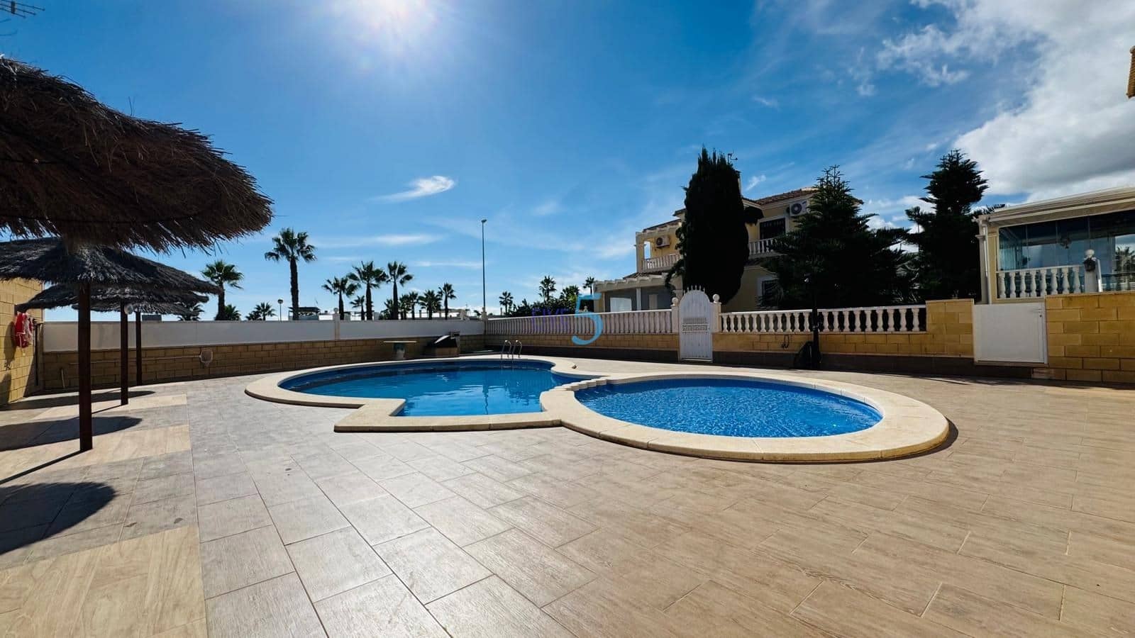 3 soverom Villa til salgs i Orihuela Costa med svømmebasseng garasje - € 279 000 (Ref: 9363384)