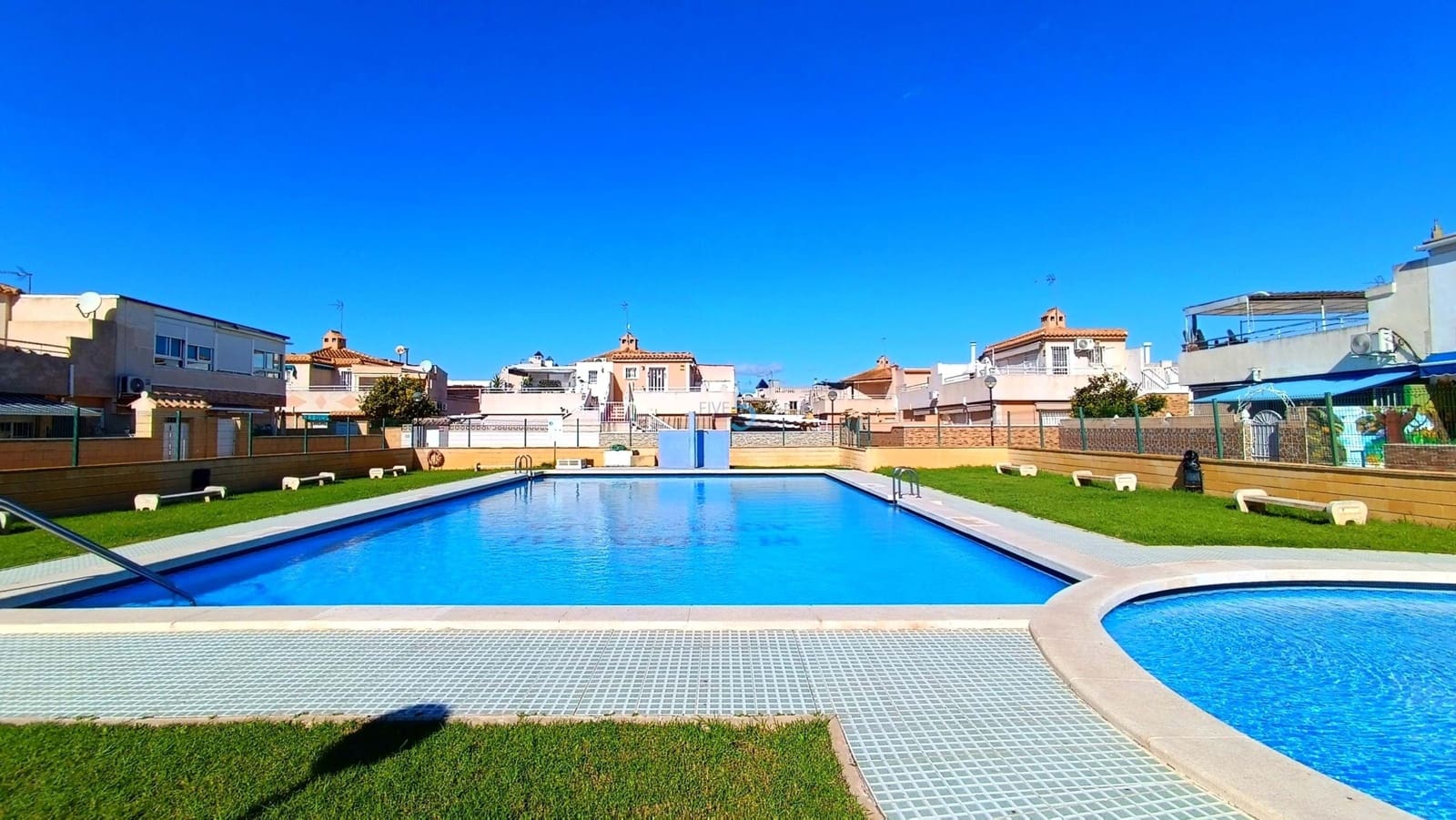 3 sypialnia Dom na sprzedaż w Torrevieja z basenem - 157 500 € (Ref: 9374379)