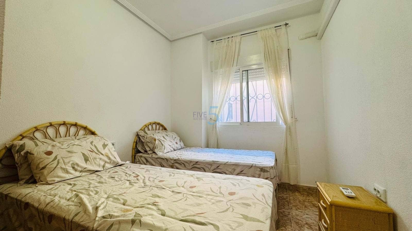 2 soveværelse Bungalow til salg i Orihuela Costa med swimmingpool garage - € 240.000 (Ref: 9376406)