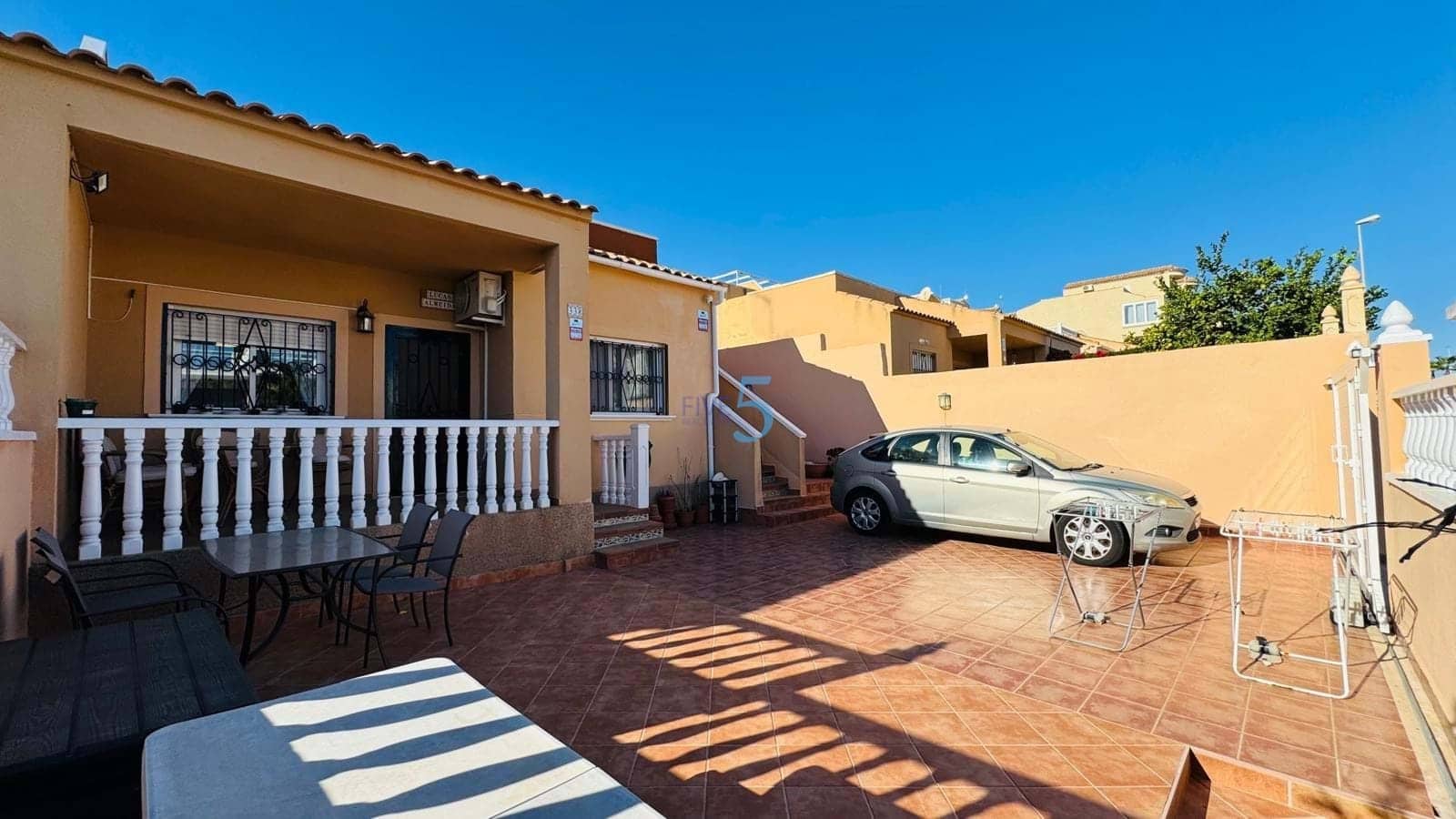 2 soveværelse Bungalow til salg i Orihuela Costa med swimmingpool garage - € 240.000 (Ref: 9376406)